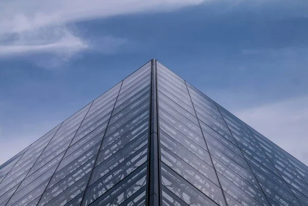 Paris Teki Louvre Piramidinin Güzel Bir Görüntüsü Fransa Bulutlu Bir — Stok fotoğraf