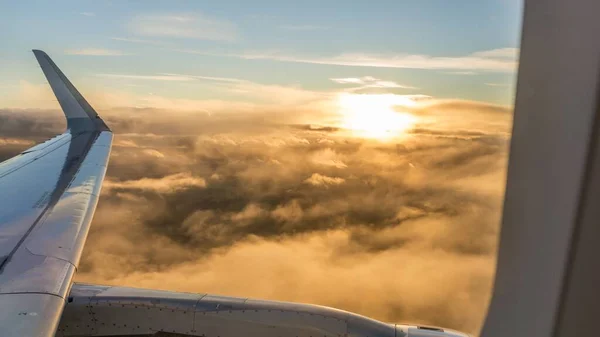 Plano Panorámico Ala Avión Con Nubes Luz Del Sol Atardecer —  Fotos de Stock