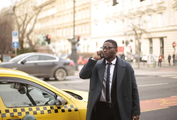 Een Afro Amerikaan Die Telefoneert Terwijl Hij Straat Oversteekt — Stockfoto