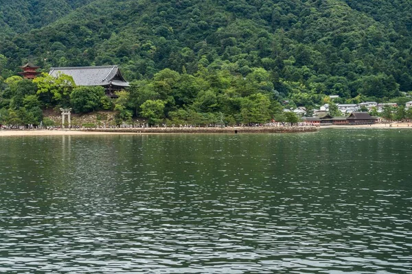 Hermoso Plano Panorámico Costa Isla Miyajima Itsukushima Japón Con Árboles — Foto de Stock