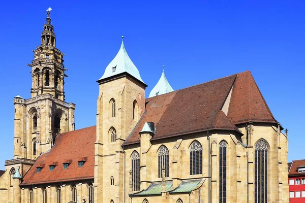 德国黑尔布隆市Kilianskirche教堂的低角镜头 图库图片