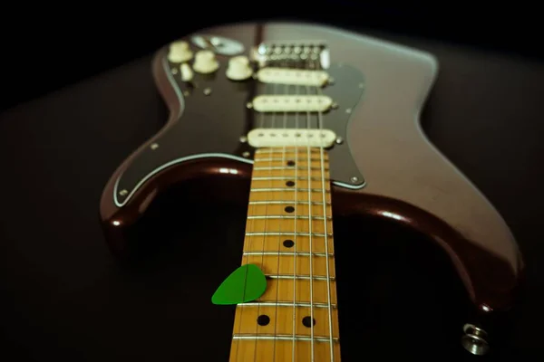 Siyah Bir Yüzey Üzerinde Elektro Gitarın Yakın Plan Görüntüsü — Stok fotoğraf