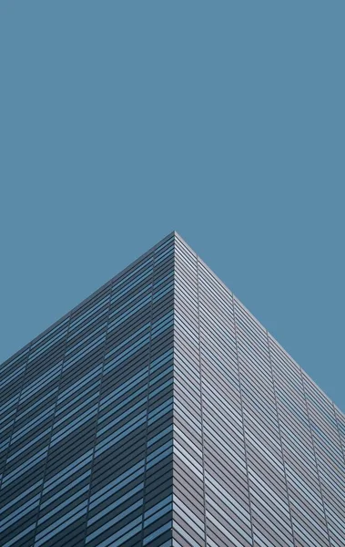 Вертикальный Низкоугол Обзора Современного Здания Острыми Углами Солнечным Светом — стоковое фото