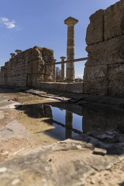 海に面した数多くの柱を持つ古代の石造りの建物を見ることができるローマの遺跡 — ストック写真
