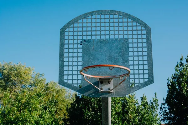 Low Angle Shot Basketball Hoop Clear Blue Sky — Stock Photo, Image