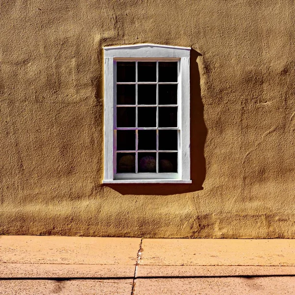 Białe Okno Brudnej Pomarańczowej Ścianie Pod Słońcem Dzień — Zdjęcie stockowe
