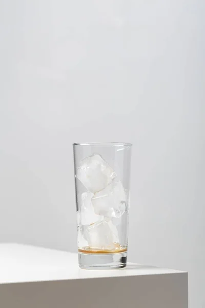 Vertical Closeup Empty Glass Ice Cubes Table Lights — Stock Photo, Image