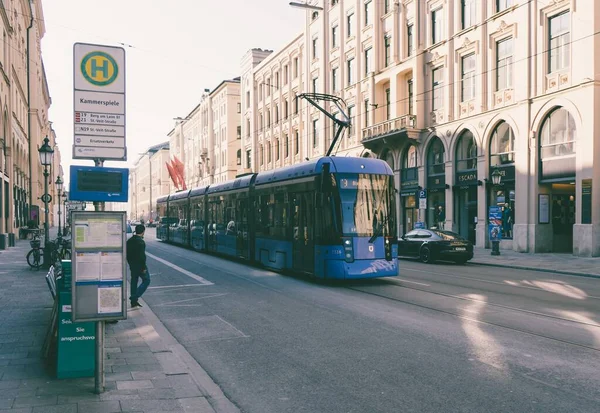 Munich Alemania 2020 Tranvía Múnich Recorre Las Calles Durante Soleado — Foto de Stock