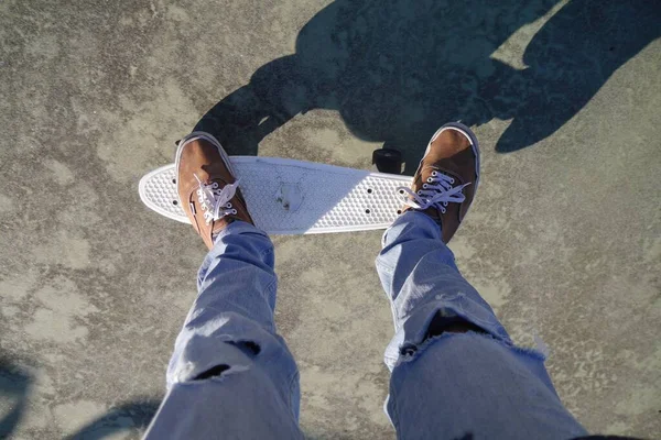 Detailní Záběr Chlapce Skateboarding Prázdném Skateparku Betonové Zemi — Stock fotografie