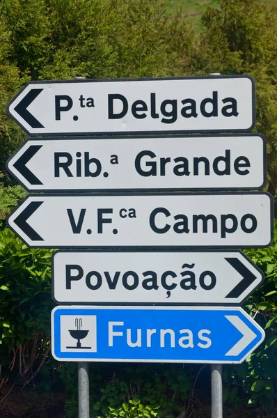Pięć Znaków Kierunkowych Wskazujących Kierunki Różnych Miast Azorach Portugalia — Zdjęcie stockowe