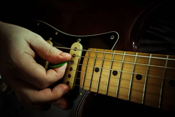 Primer Plano Una Persona Tocando Guitarra Con Mano Las Cuerdas —  Fotos de Stock