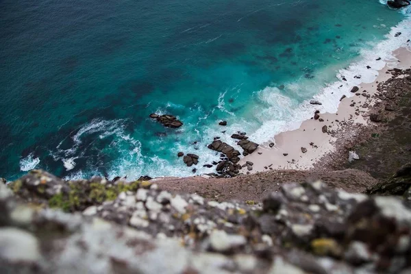 Alto Ángulo Tiro Las Aguas Hermosas Claras Por Playa Capturado —  Fotos de Stock