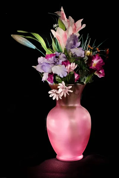 Vertical Shot Bouquet Flowers Placed Pink Beautiful Vase Black Background — Stock Photo, Image