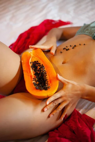 Colpo Verticale Angolo Alto Una Donna Che Tiene Mezza Papaya — Foto Stock