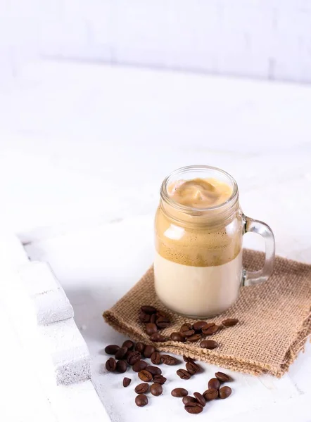 Lovitură Verticală Smoothie Caramel Șervețel Maro Lângă Boabele Cafea Din — Fotografie, imagine de stoc