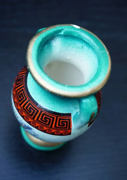 Detailní Záběr Staré Hliněné Vázy Modrém Povrchu — Stock fotografie
