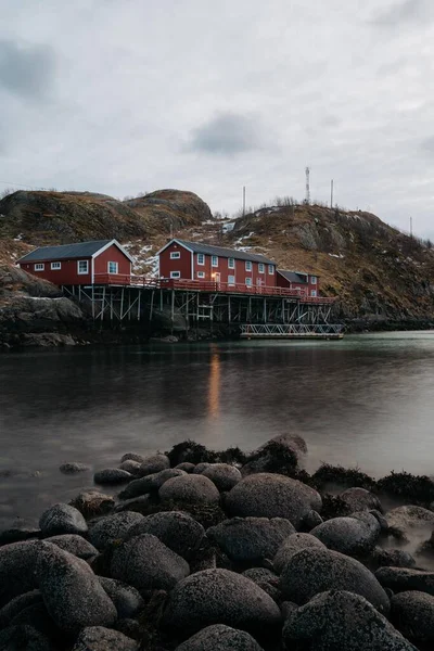Tiro Vertical Casas Corpo Lago Reine Noruega — Fotografia de Stock