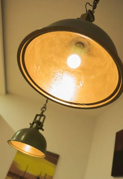 Una Hermosa Toma Una Simple Luz Techo Colgando Una Habitación —  Fotos de Stock