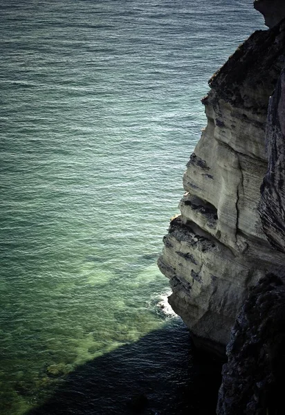 完璧なターコイズ色の海の背景にある岩の高い角度の眺め — ストック写真