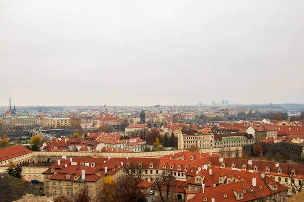 Weitwinkelaufnahme Der Prager Gebäude Unter Wolkenverhangenem Himmel — Stockfoto