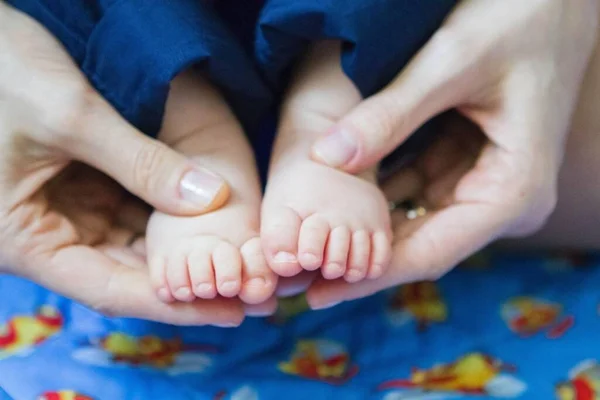 Closeup Shot Female Hands Holding Cute Little Toes Child — Stock Photo, Image