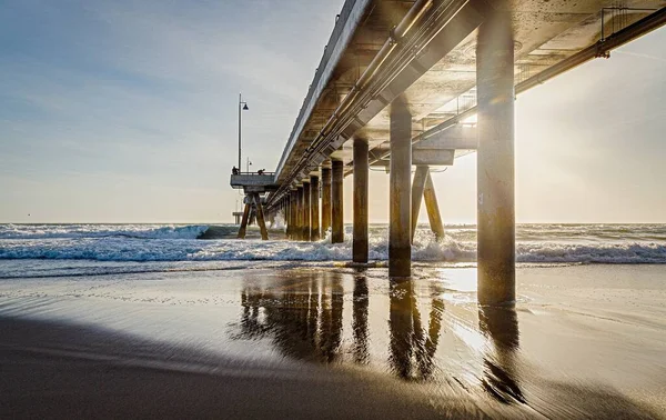 Niski Kąt Widzenia Venice Fishing Pier Pod Słońcem Godzinach Wieczornych — Zdjęcie stockowe