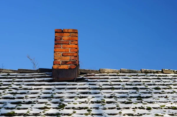 建物の屋根に煙突の低角度ショット — ストック写真