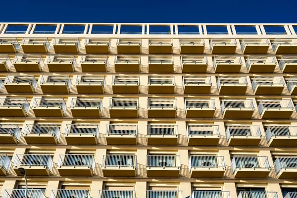Una Vista Ángulo Bajo Del Edificio Moderno Con Balcones Contra — Foto de Stock