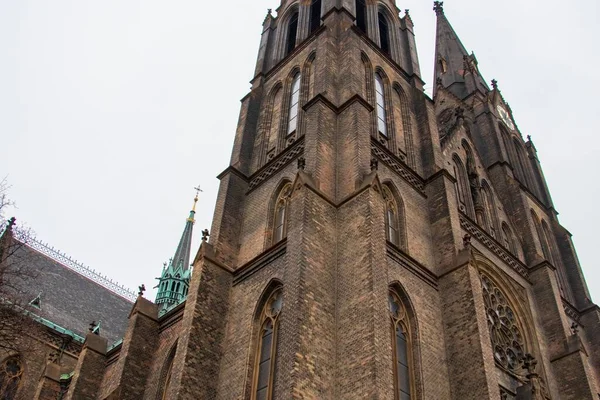 Een Lage Hoek Opname Van Beroemde Kerk Van Ludmila Praag — Stockfoto