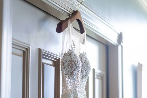 Primo Piano Del Vestito Bianco Una Sposa Appeso Una Porta — Foto Stock