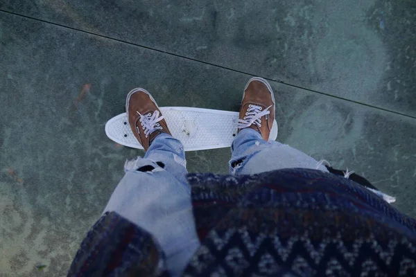 Nahaufnahme Eines Jungen Beim Skateboarden Einem Leeren Skatepark Auf Betonboden — Stockfoto