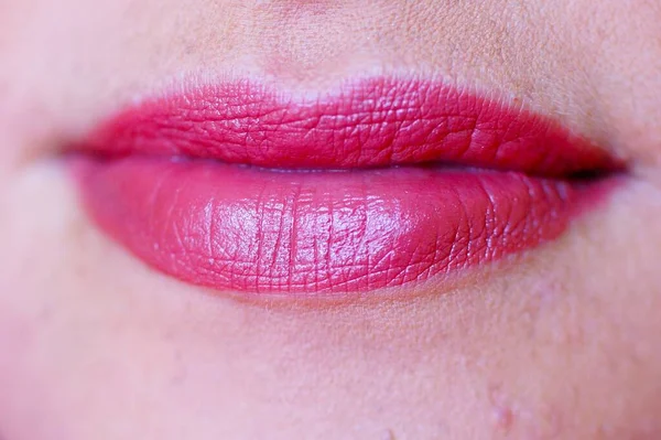 Primer Plano Labios Femeninos Con Lápiz Labial Rosa — Foto de Stock