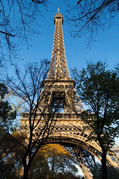 Vertical Low Angle View Eiffel Tower Sunlight Daytime Paris France — Stock Photo, Image