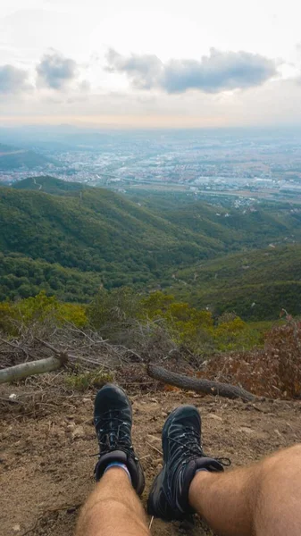 Eine Vertikale Nahaufnahme Eines Mannes Der Auf Einer Klippe Sitzt — Stockfoto