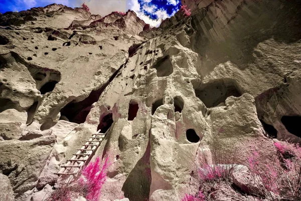 Tiro Ângulo Baixo Cavernas Naturais Nas Paredes Penhascos Rochosos Disparados — Fotografia de Stock