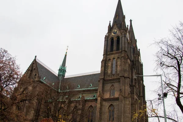 Низкоугольный Снимок Знаменитой Церкви Святой Людмилы Праге — стоковое фото