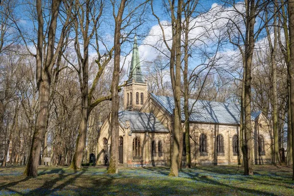 Eine Aufnahme Einer Kirche Und Eines Teils Des Kirchhofs Bepflanzt — Stockfoto