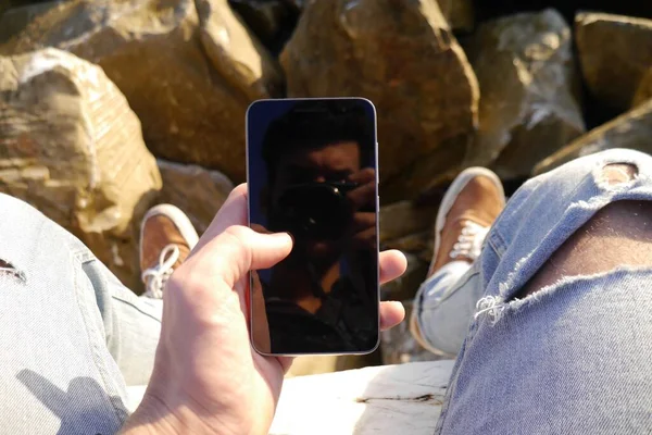 Primer Plano Chico Sentado Las Rocas Con Teléfono Mano —  Fotos de Stock