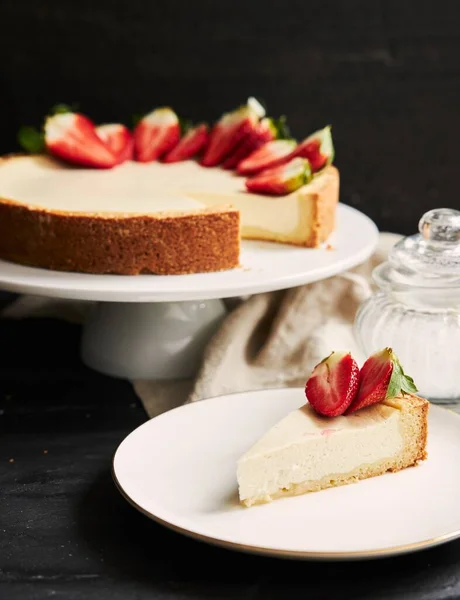 Gros Plan Vertical Cheesecake Aux Fraises Sur Une Assiette Blanche — Photo