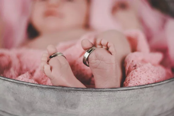 Closeup Shot Newborn Baby Rings Its Feet — Stock Photo, Image