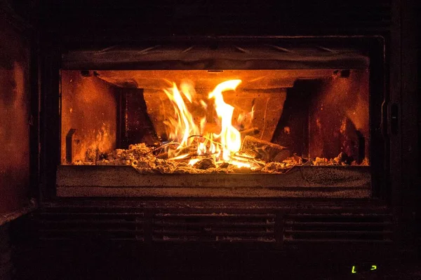 Una Chimenea Con Maderas Ardientes — Foto de Stock