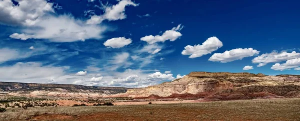 Vue Panoramique Champ Entouré Rochers Sous Lumière Soleil Ciel Bleu — Photo