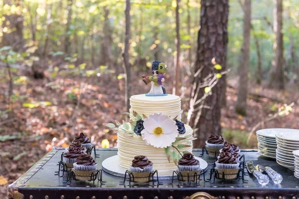 背中に森のあるチョコレートカップケーキと結婚式のケーキのクローズアップ選択的フォーカスショット — ストック写真