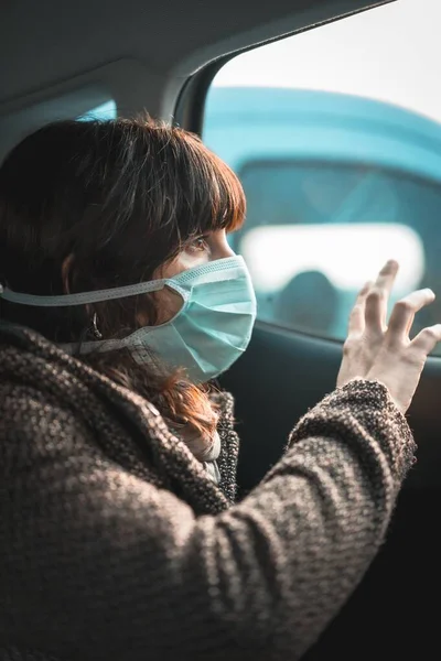 Uma Mulher Usando Uma Máscara Facial Médica Parecendo Triste Conceito — Fotografia de Stock