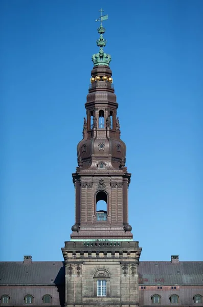 澄んだ空の背景にあるキリスト教の宮殿の塔の低角度ショット — ストック写真