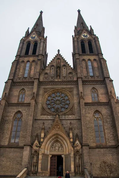 Een Lage Hoek Opname Van Beroemde Kerk Van Ludmila Praag — Stockfoto