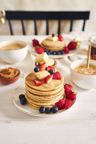 Plan Vertical Délicieux Crêpes Tofu Végétalien Aux Fruits Colorés Près — Photo