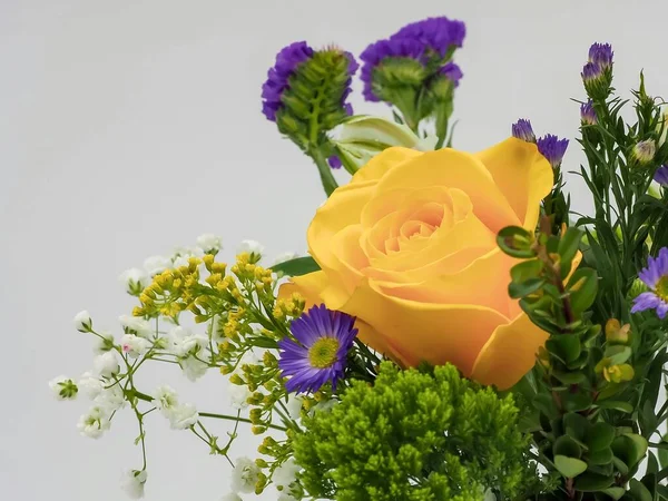 Una Imagen Primer Plano Una Rosa Amarilla Envuelta Con Flores — Foto de Stock