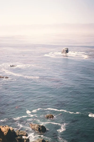 Вертикальное Изображение Скал Океане Возле Скалы — стоковое фото