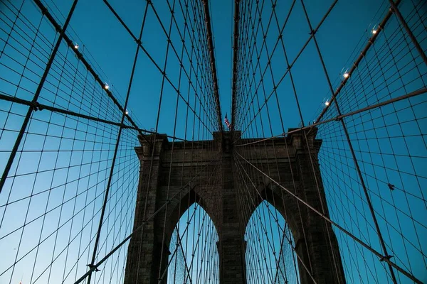 纽约市布鲁克林大桥的低角照片 背景为蓝天 — 图库照片